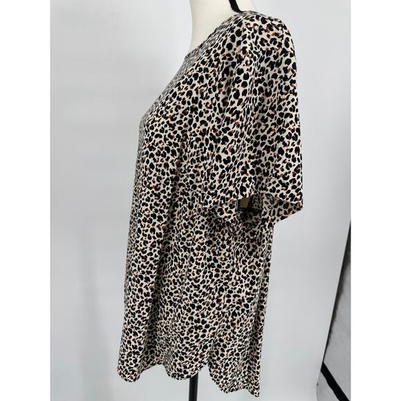 Ava & Vivi 1X Leopard Short Sleeve Button Back Blouse - Picture 3 of 7